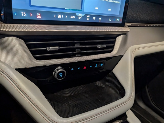 2025 Ford Explorer photo 17