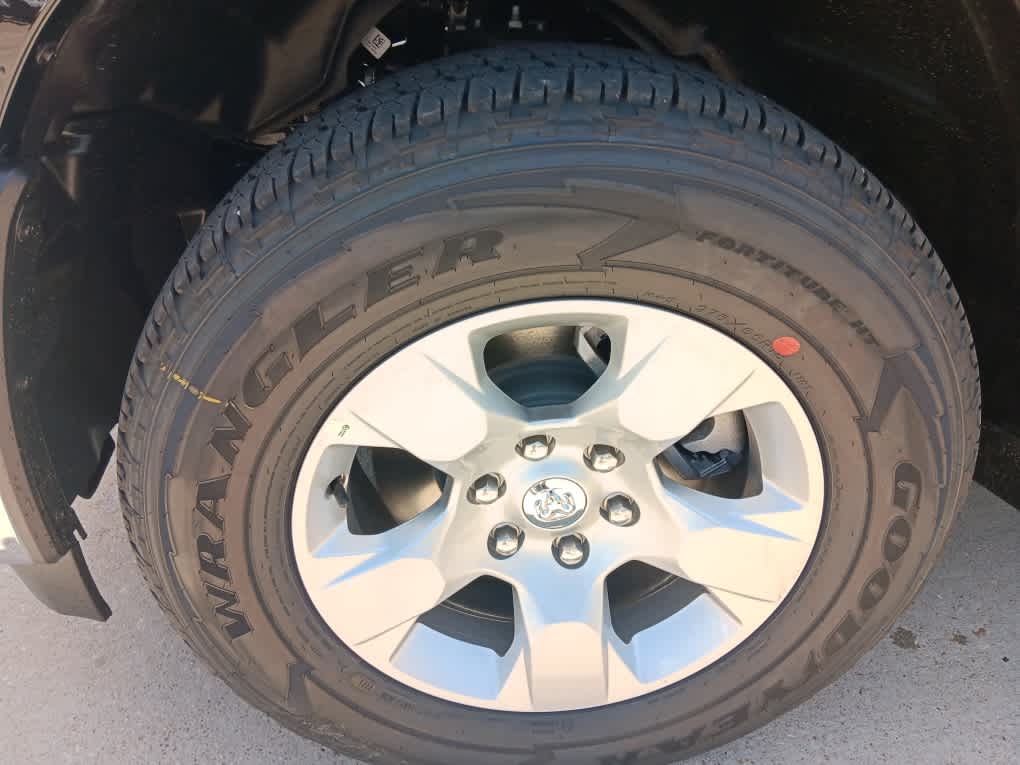 2025 Ram 1500 Tradesman photo 2