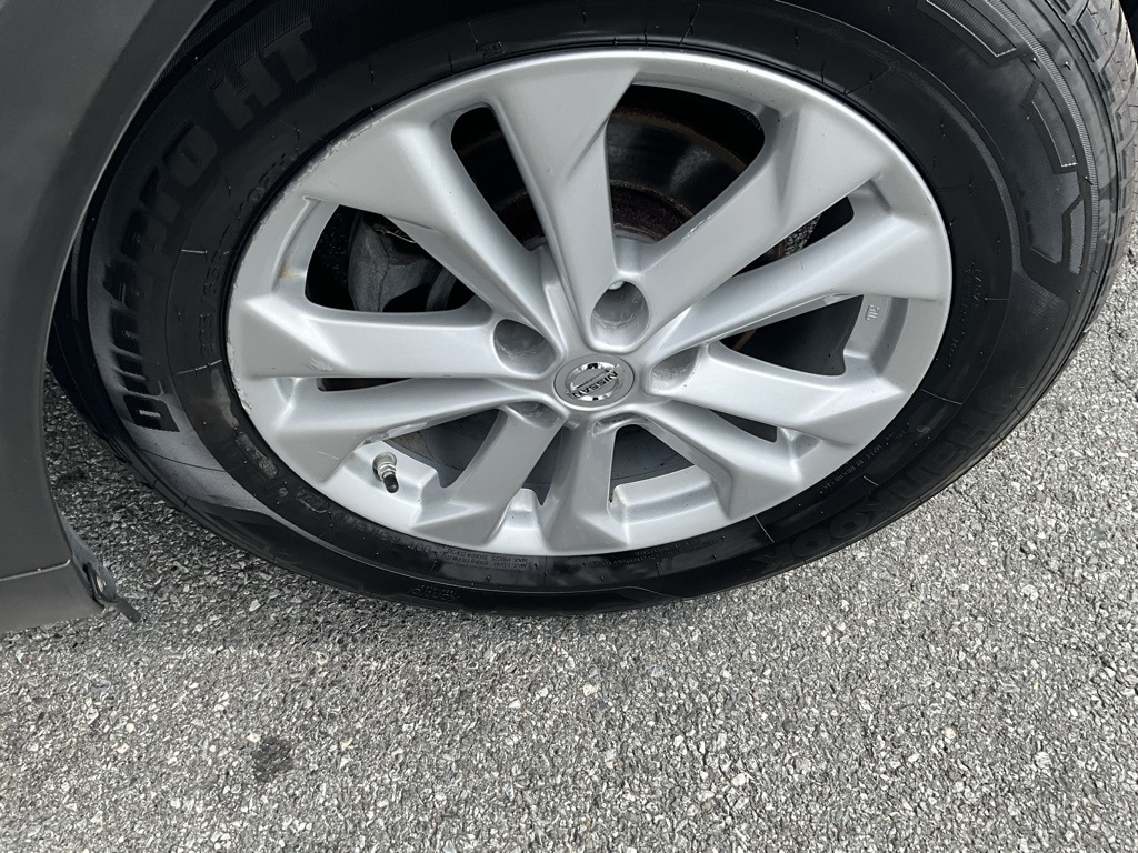 2014 Nissan Rogue SV photo 3