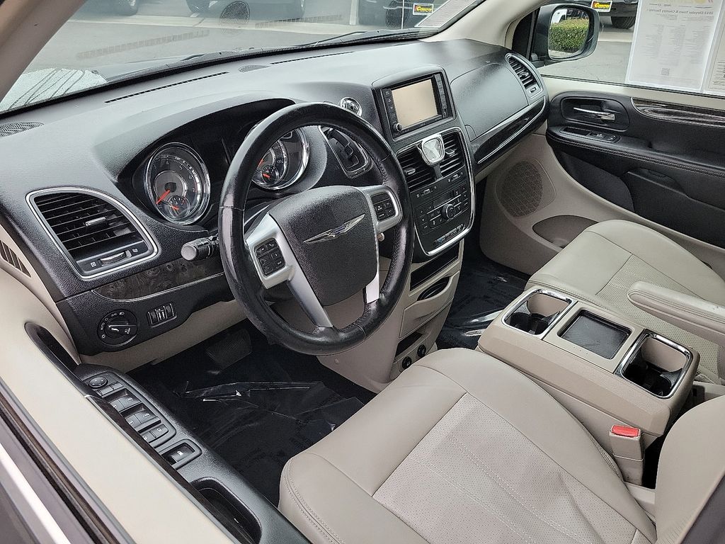 2013 Chrysler Town & Country photo 3
