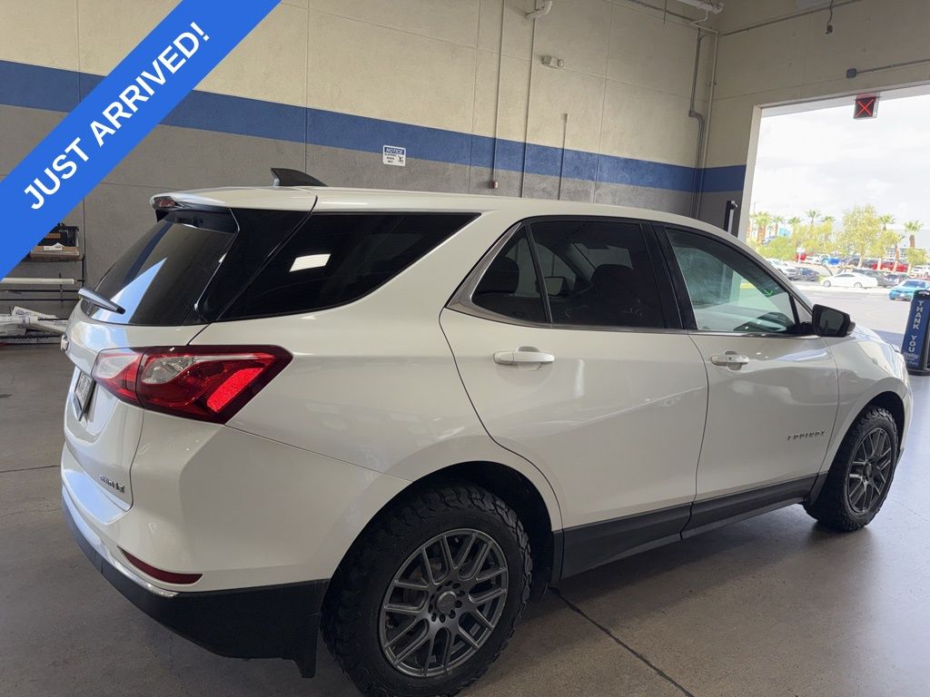 2020 Chevrolet Equinox LT photo 2