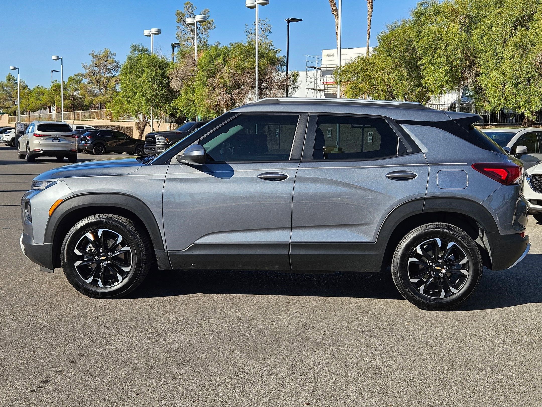 2021 Chevrolet Trailblazer LT photo 2