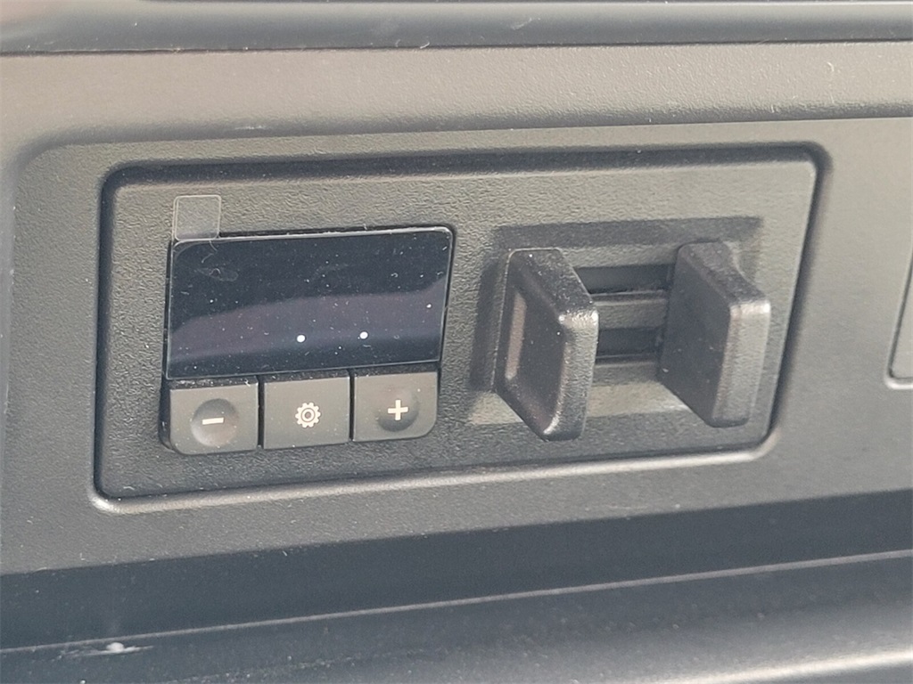 2023 Nissan Titan SV photo 17