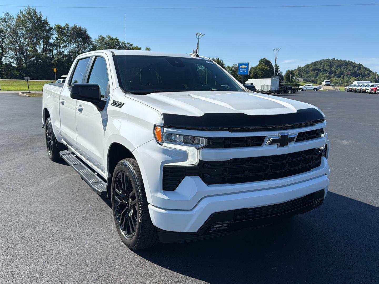 2023 Chevrolet Silverado 1500 RST photo 2