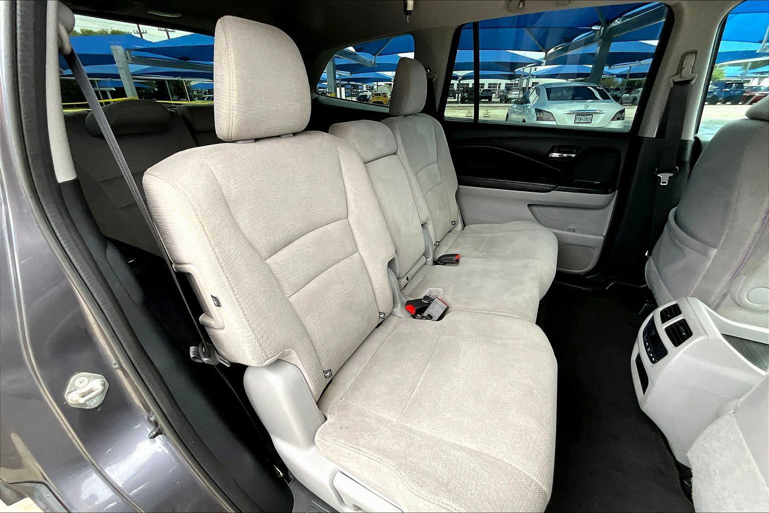 2017 Honda Pilot EX photo 18