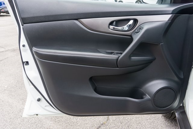 2016 Nissan Rogue SV photo 12