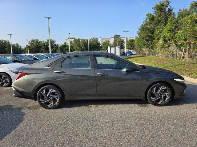 2025 Hyundai Elantra Limited photo 3