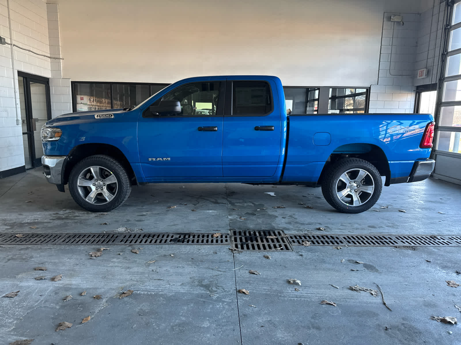 2025 Ram 1500 Tradesman photo 3