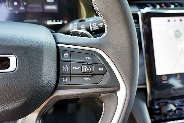 New 2023 Bright White Clear-Coat Exterior Paint Jeep 4xe image 41