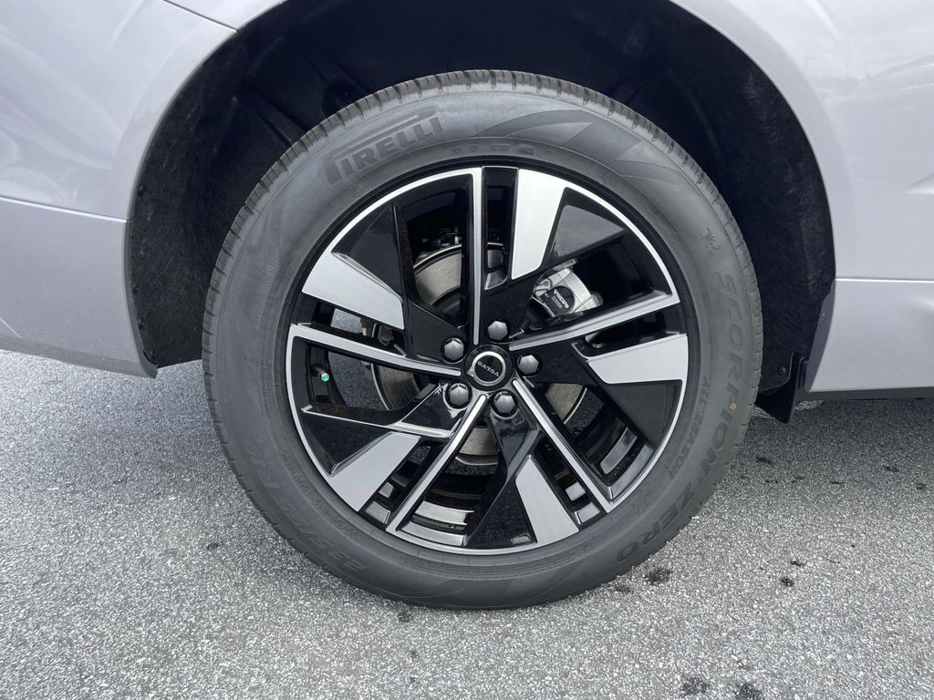 2026 Volvo XC60 B5 Core photo 33