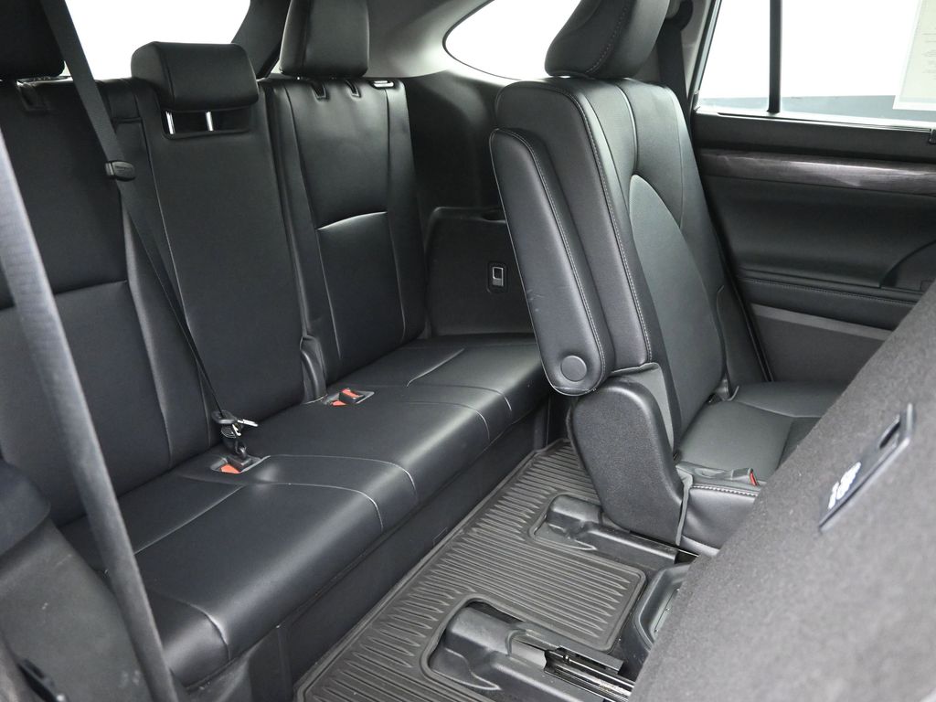 2022 Toyota Highlander Hybrid Limited photo 7