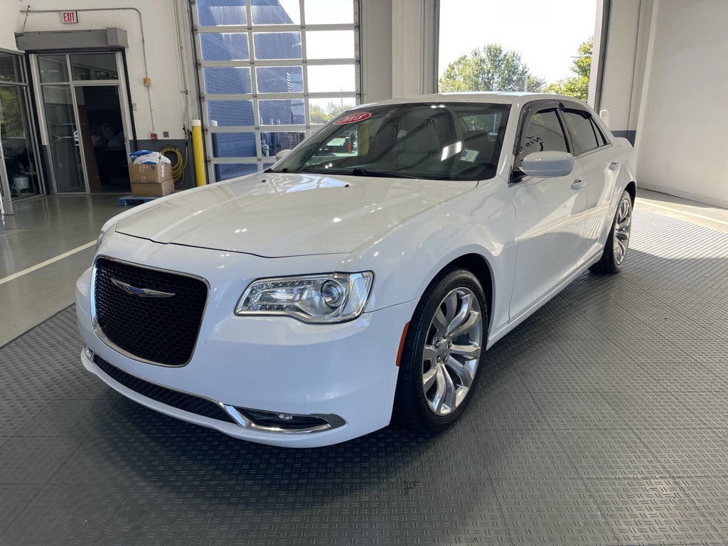 2018 Chrysler 300 Touring photo 3