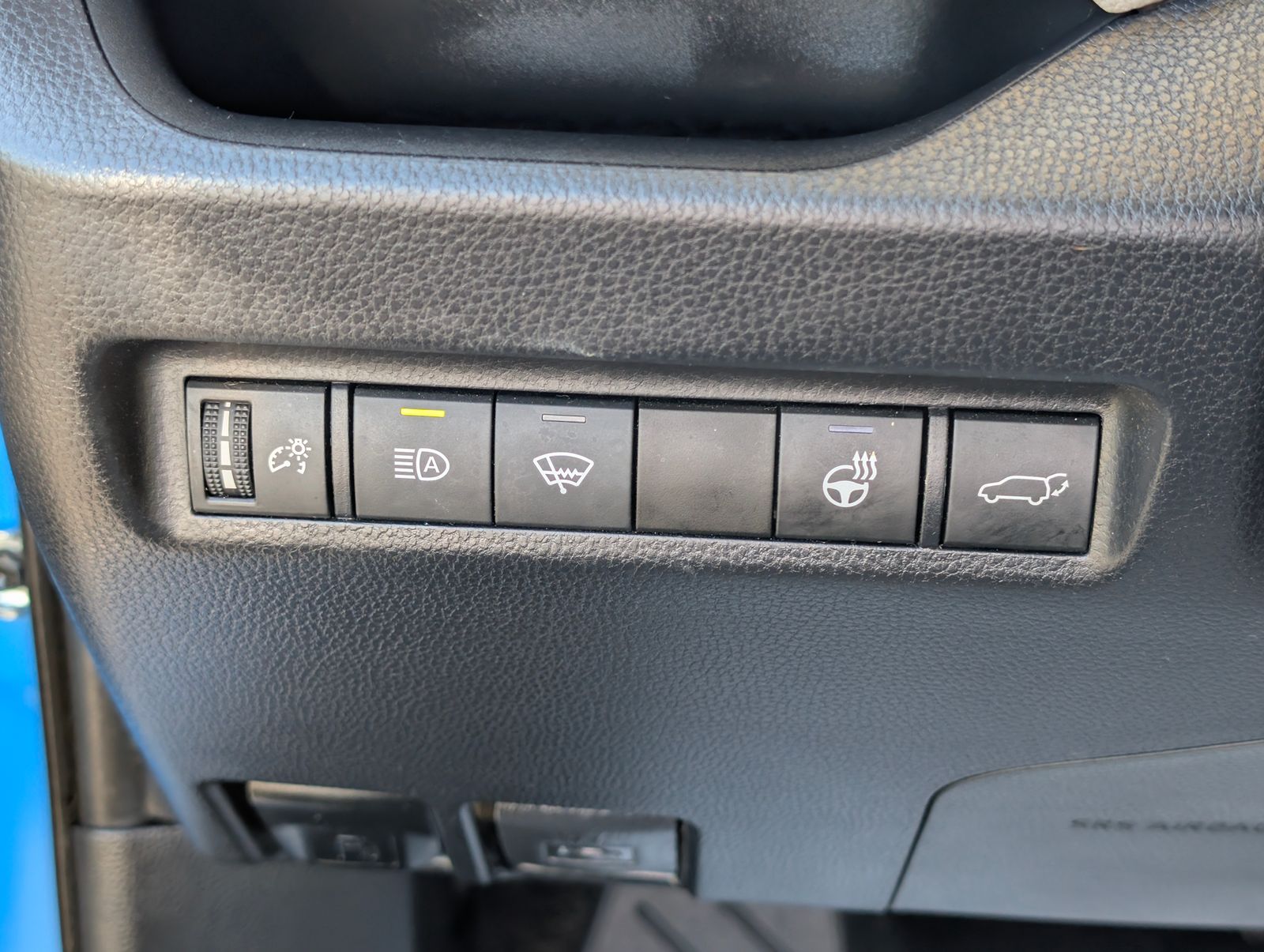 2020 Toyota RAV4 XLE photo 14