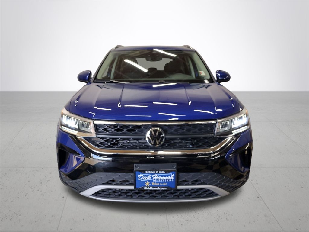 2023 Volkswagen Taos SE photo 2