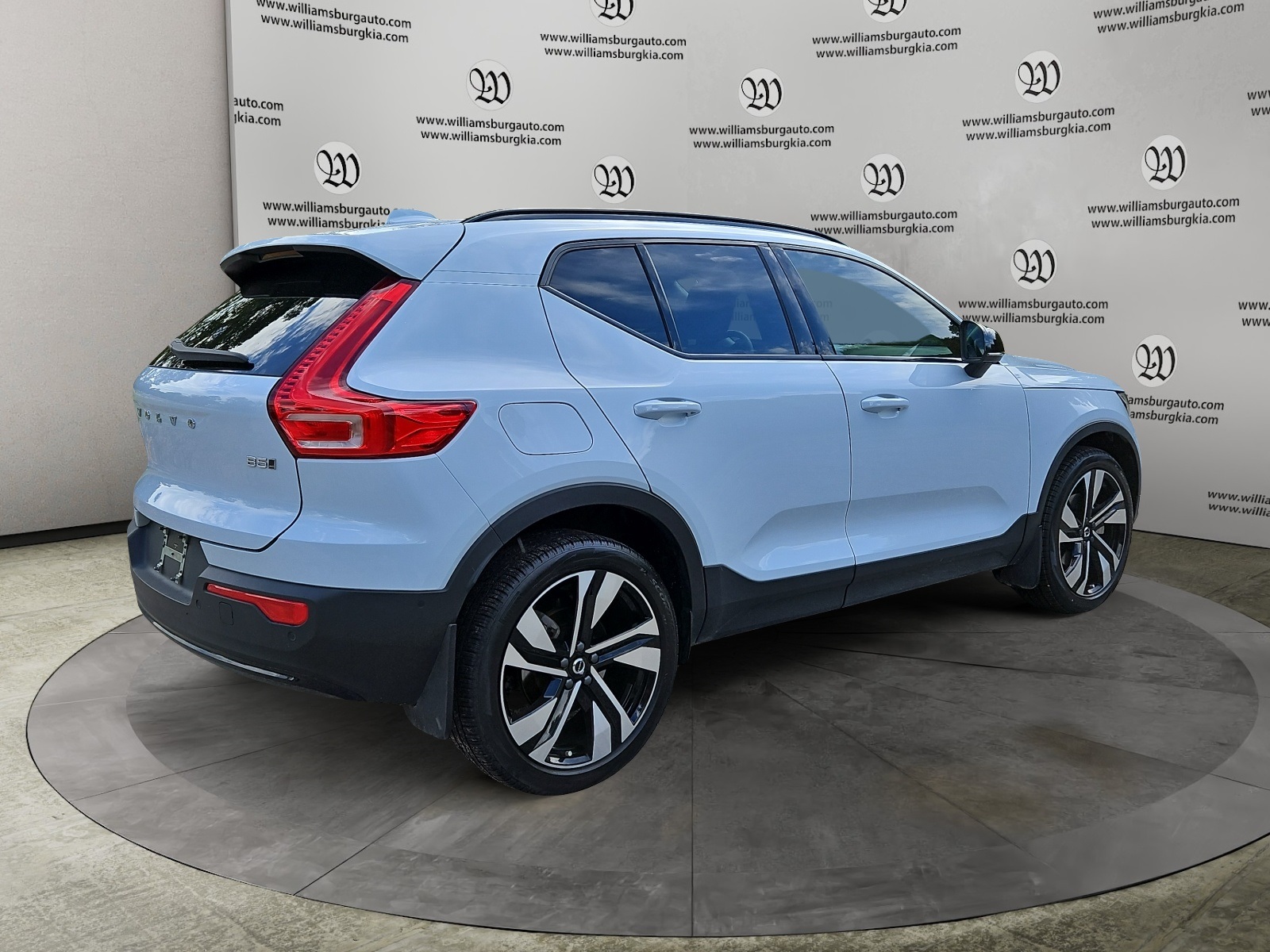 2024 Volvo XC40 Plus photo 4