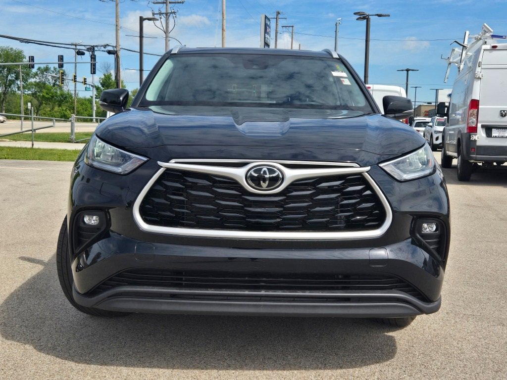 2024 Toyota Highlander LE photo 2