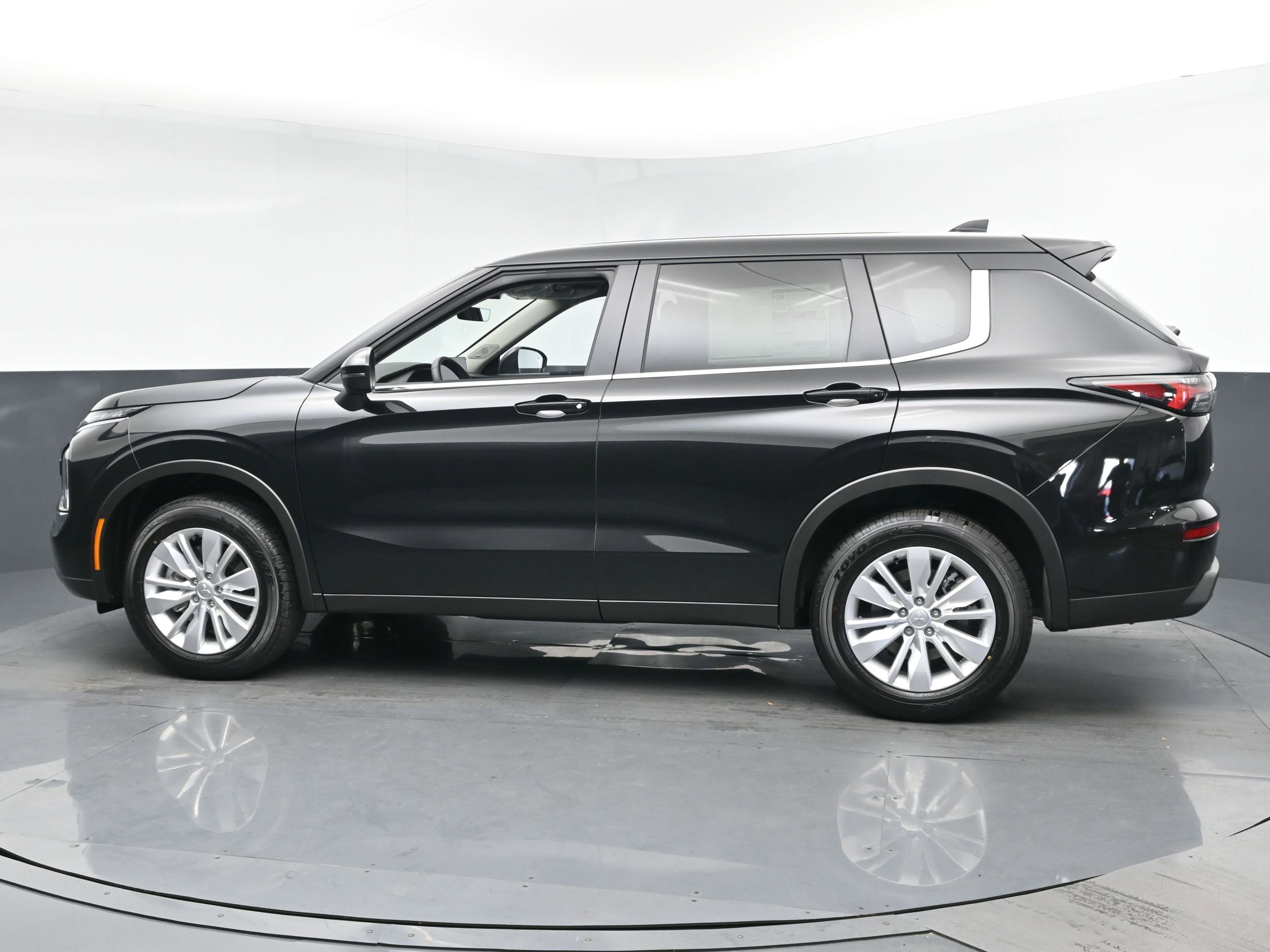 2025 Mitsubishi Outlander ES photo 3