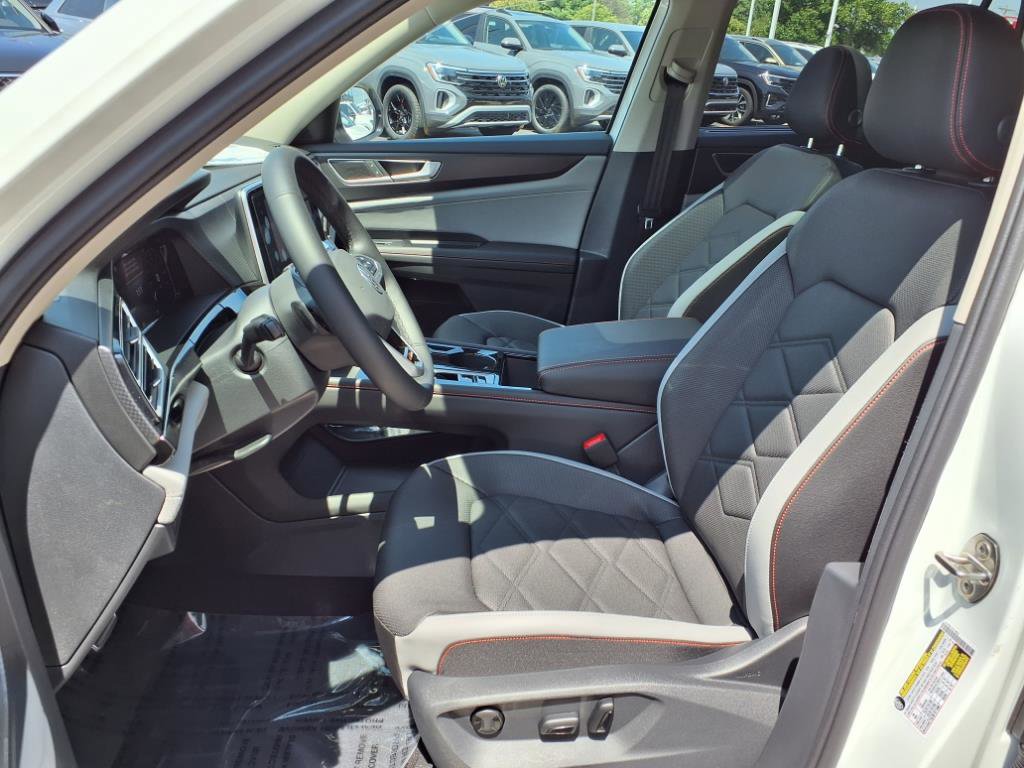 2025 Volkswagen Atlas Peak Edition SE photo 2