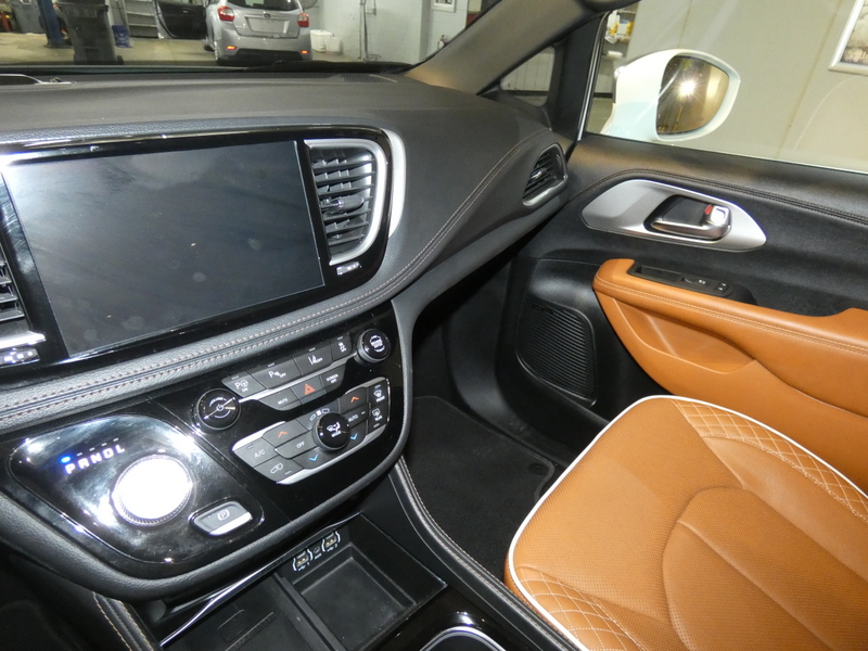 2024 Chrysler Pacifica Pinnacle photo 10