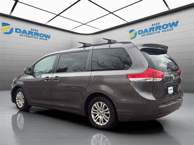 2014 Toyota Sienna XLE photo 2