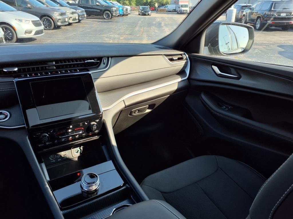 2025 Jeep Grand Cherokee Laredo Altitude photo 14