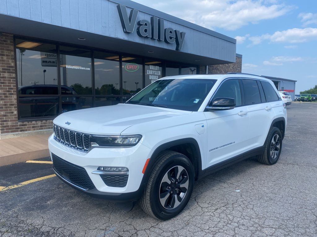 2023 Jeep Cherokee Base photo 2