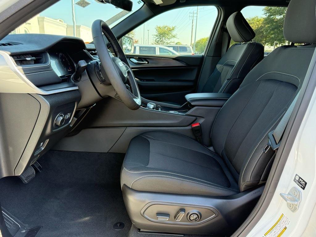 2025 Jeep Grand Cherokee Laredo X photo 3