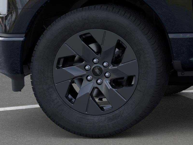 2025 Ford F-150 Lightning Lariat photo 2