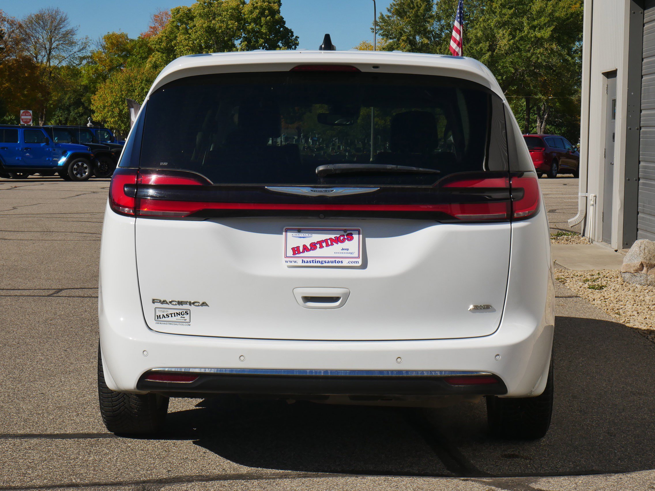 2023 Chrysler Pacifica Touring L photo 2