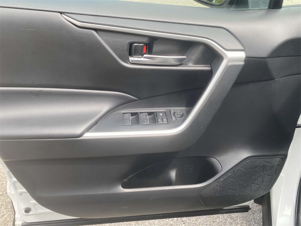 2023 Toyota RAV4 XLE photo 12