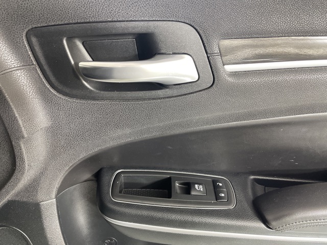 2018 Chrysler 300 Touring photo 12