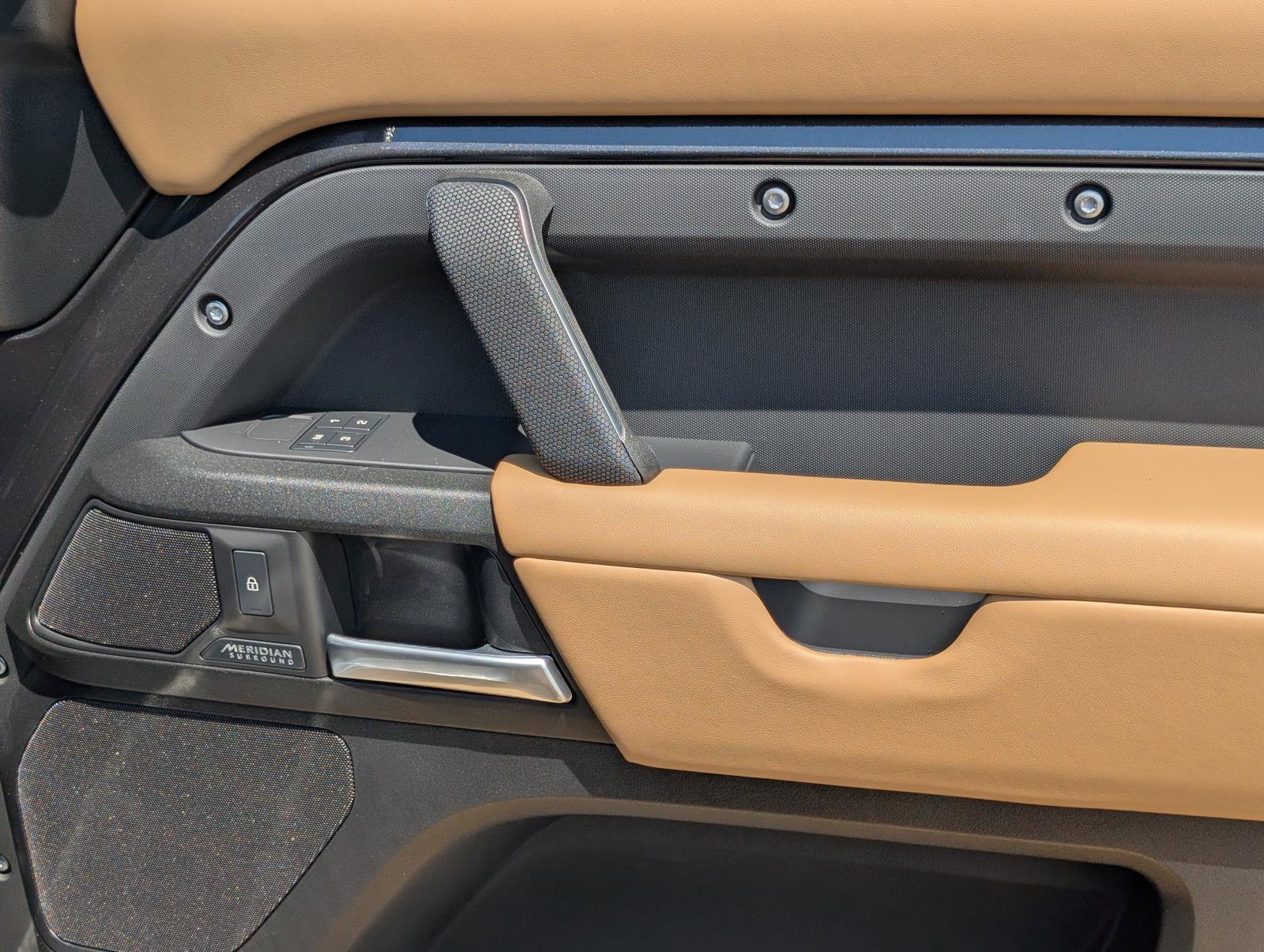 2025 Land Rover Defender 110 photo 36