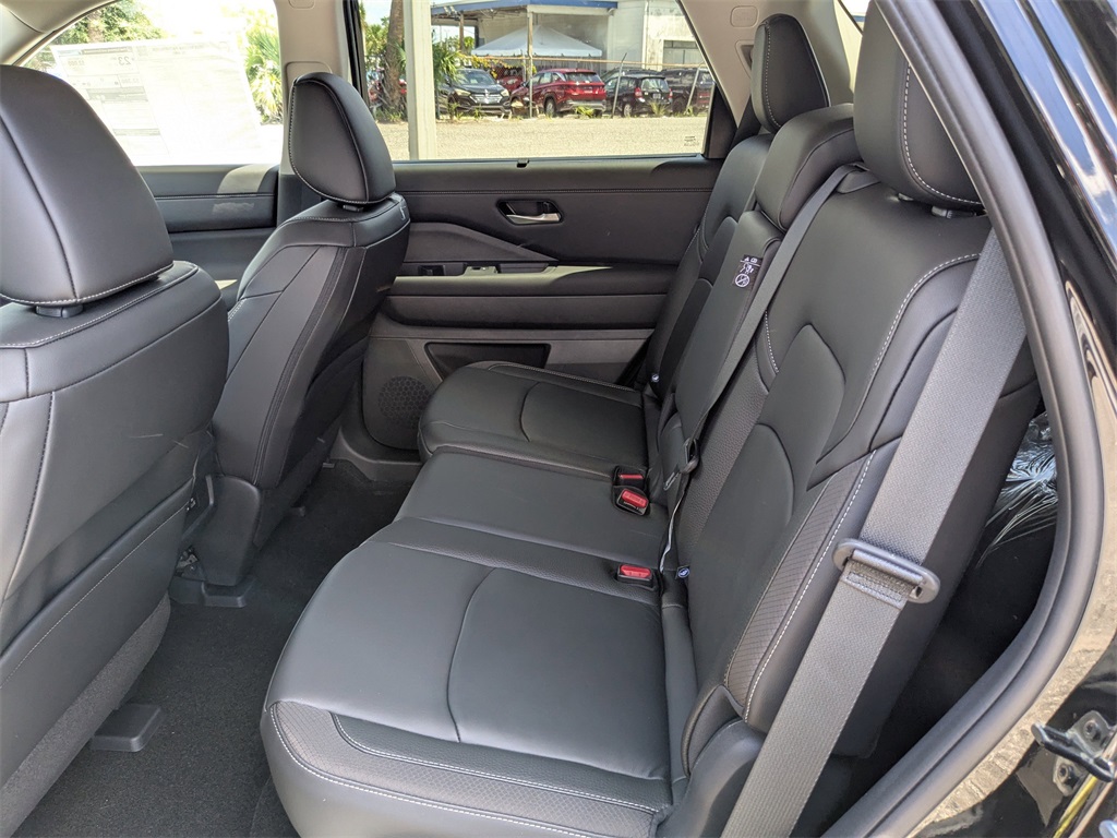 2025 Nissan Pathfinder SL photo 14