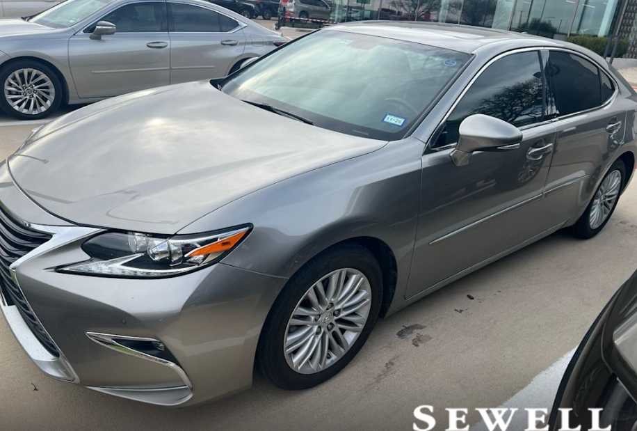 2016 Lexus ES Base's photo