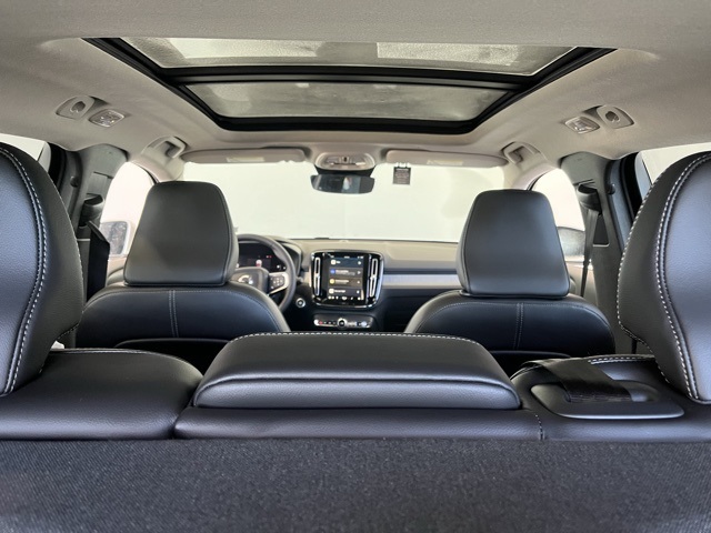 2025 Volvo XC40 Plus photo 12