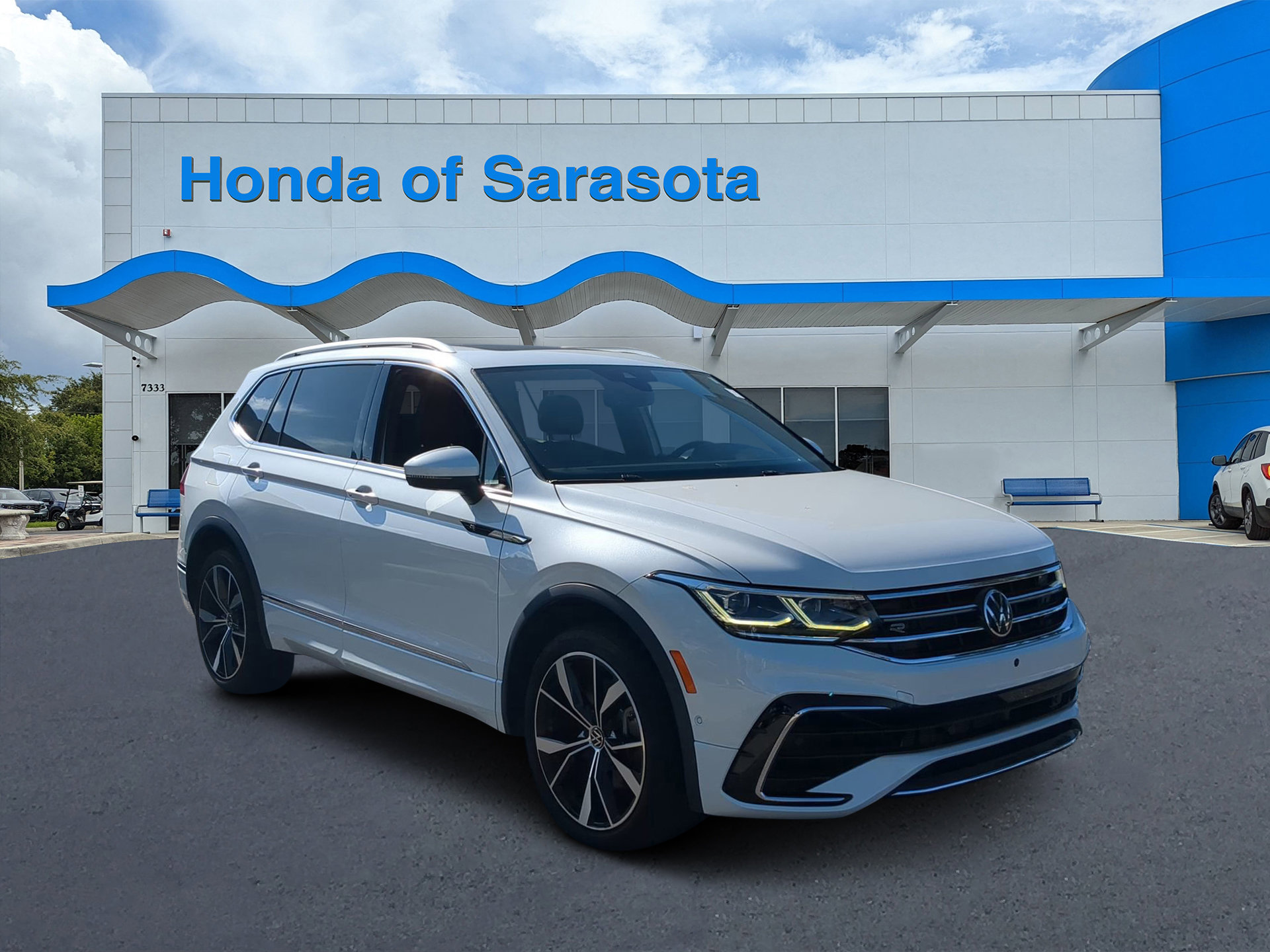 2023 Volkswagen Tiguan SEL R-LINE's photo