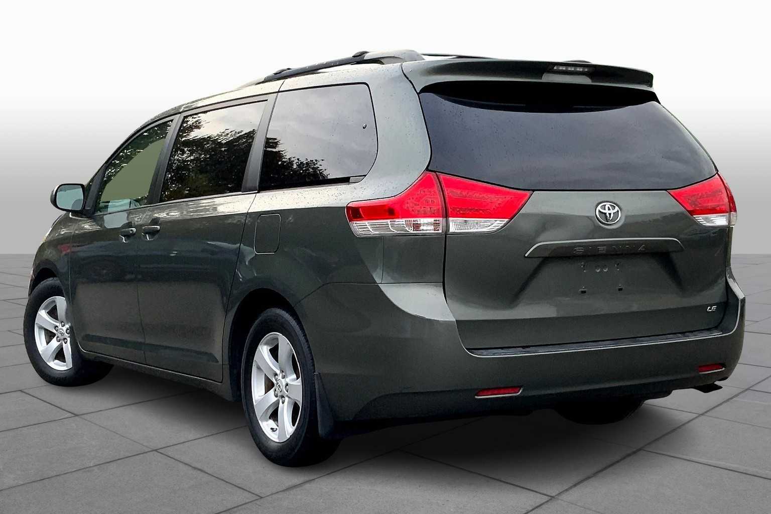 2011 Toyota Sienna LE photo 11