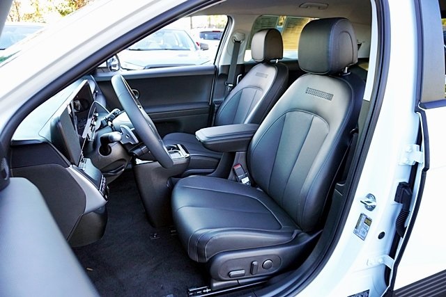 Used 2025 White Hyundai SEL image 14