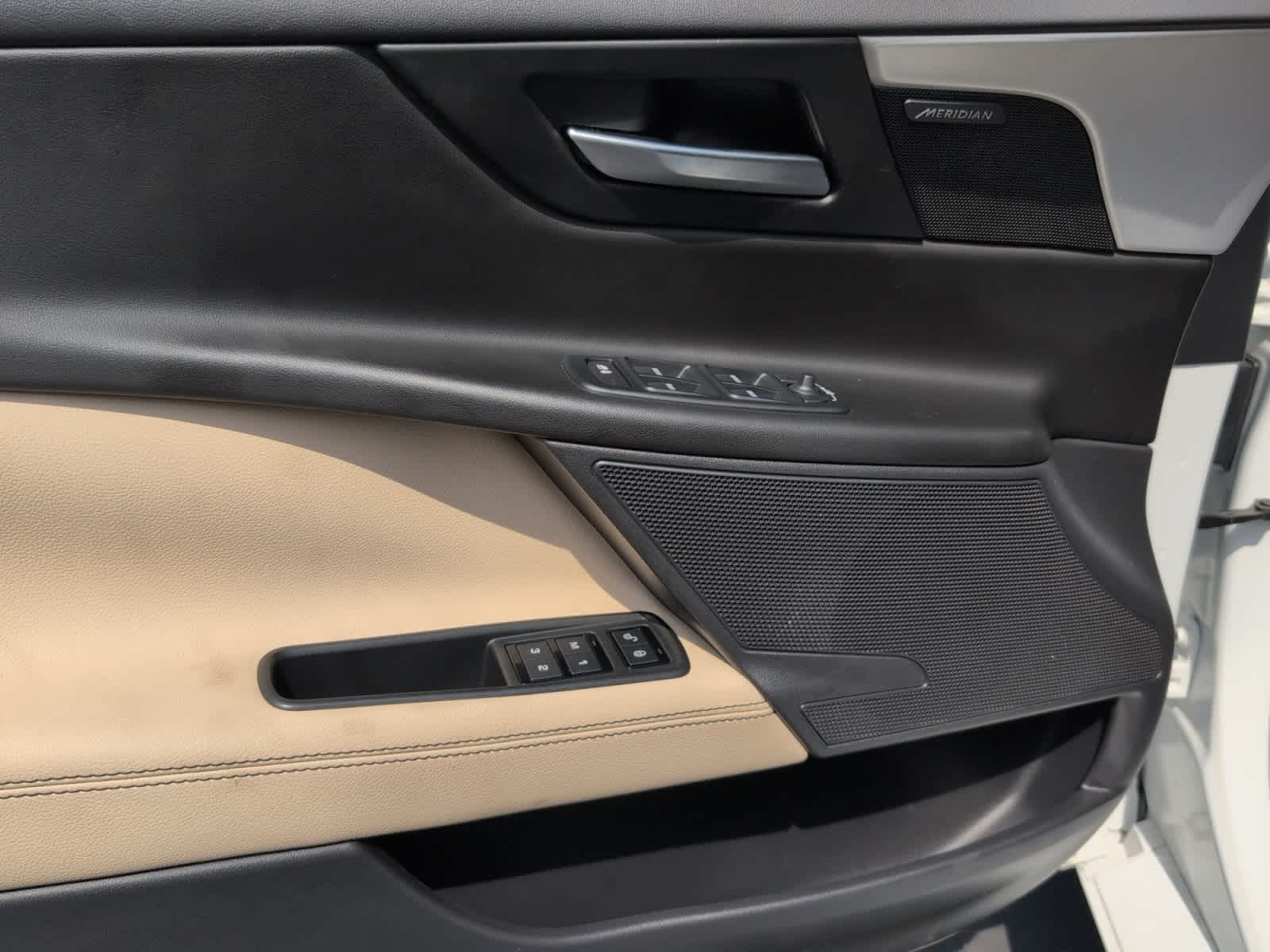 2018 Jaguar XE Prestige photo 11