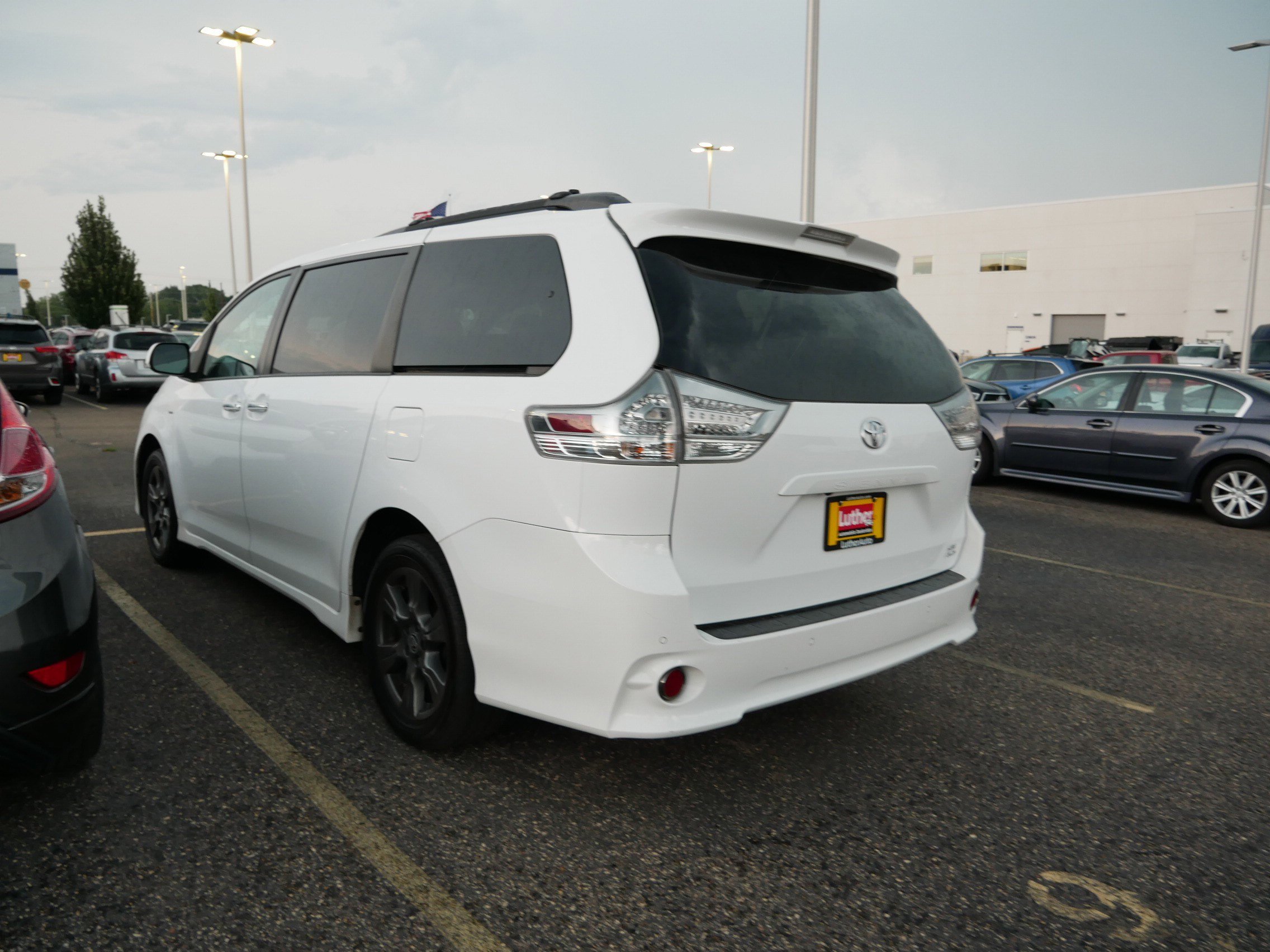 2020 Toyota Sienna SE photo 4