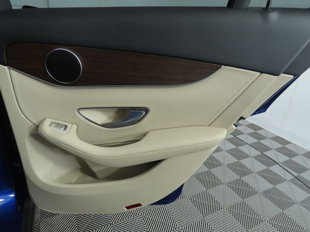 2022 Mercedes Benz GLC 300 photo 23