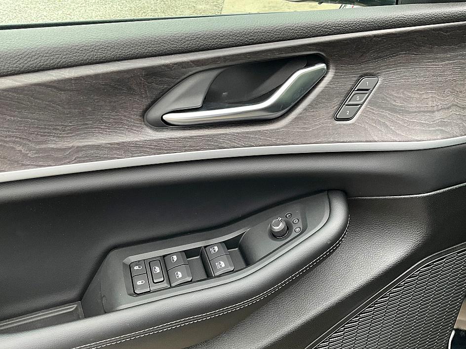 2025 Jeep Grand Cherokee Limited photo 11