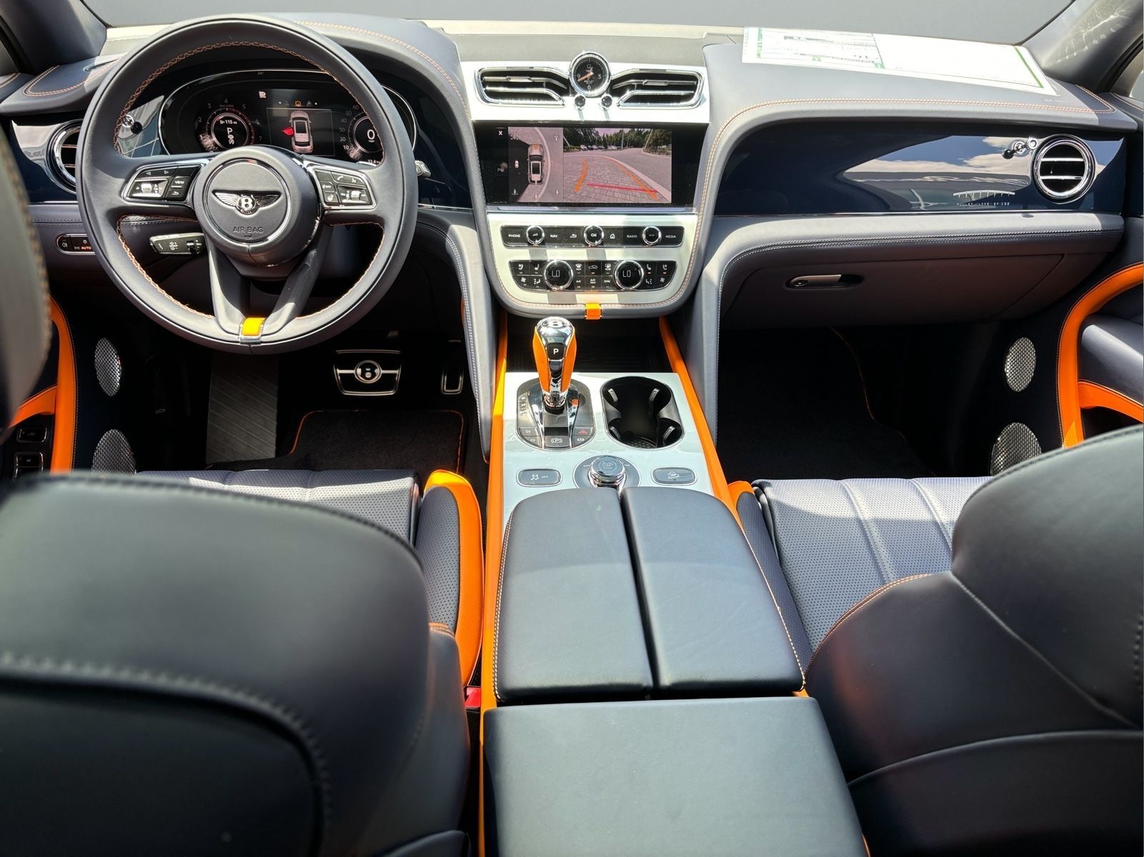 2024 Bentley Bentayga V8 photo 4