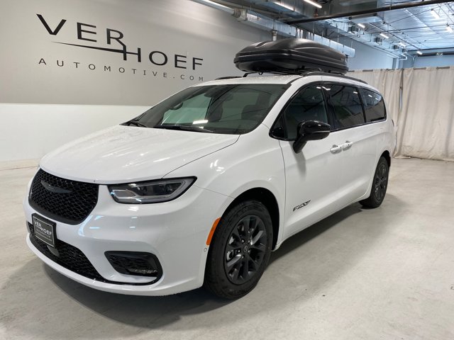 2025 Chrysler Pacifica Select's photo