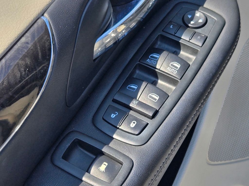 2013 Chrysler Town & Country photo 17