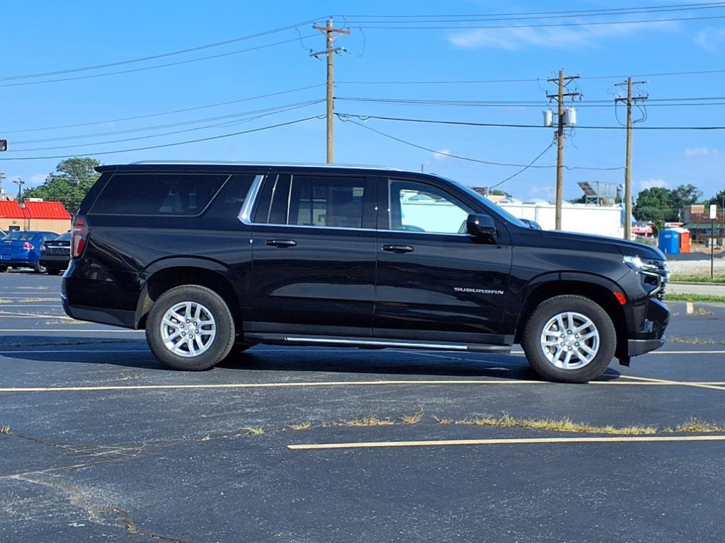 2023 Chevrolet Suburban LT photo 2