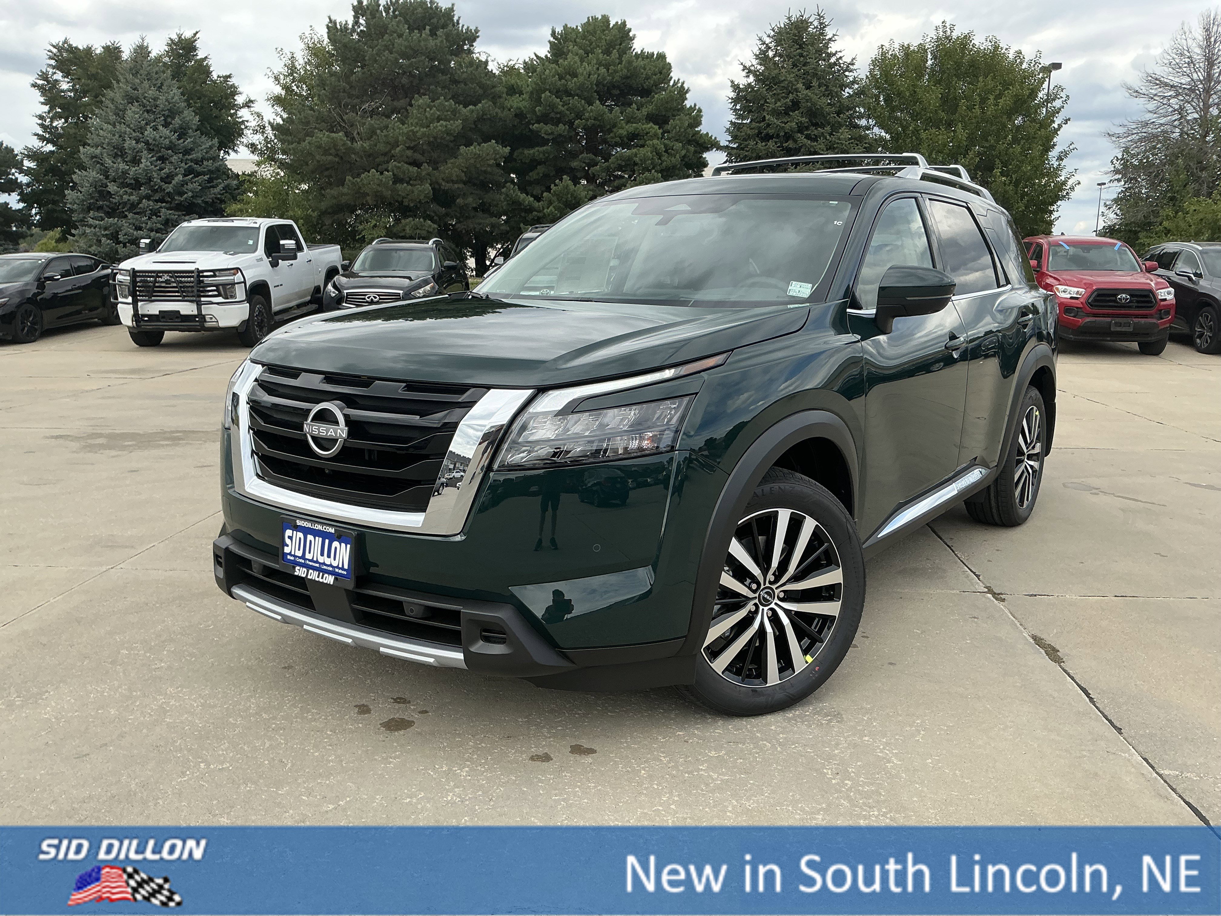New 2025 Nissan Pathfinder Platinum SUV in Lincoln #4N26425 Sid