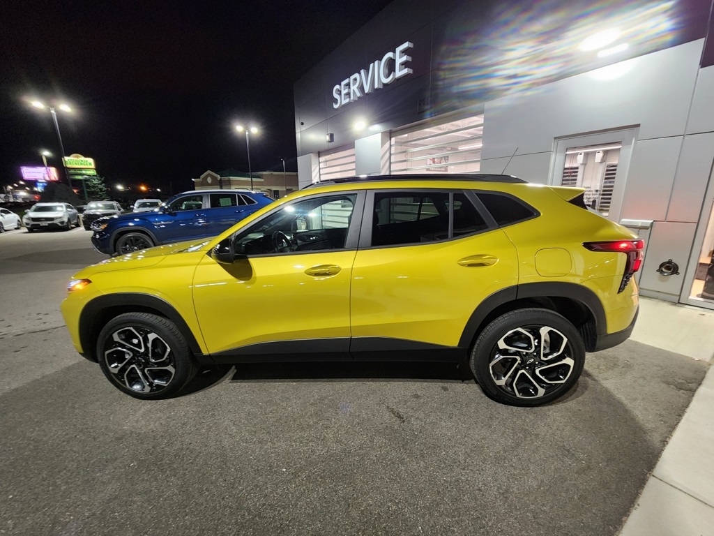 2025 Chevrolet Trax photo 2