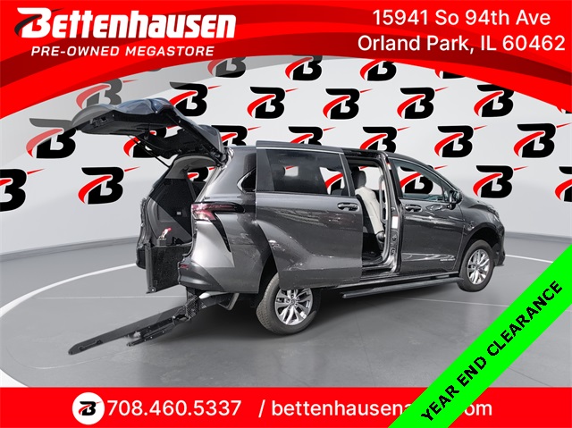 2024 Toyota Sienna LE's photo