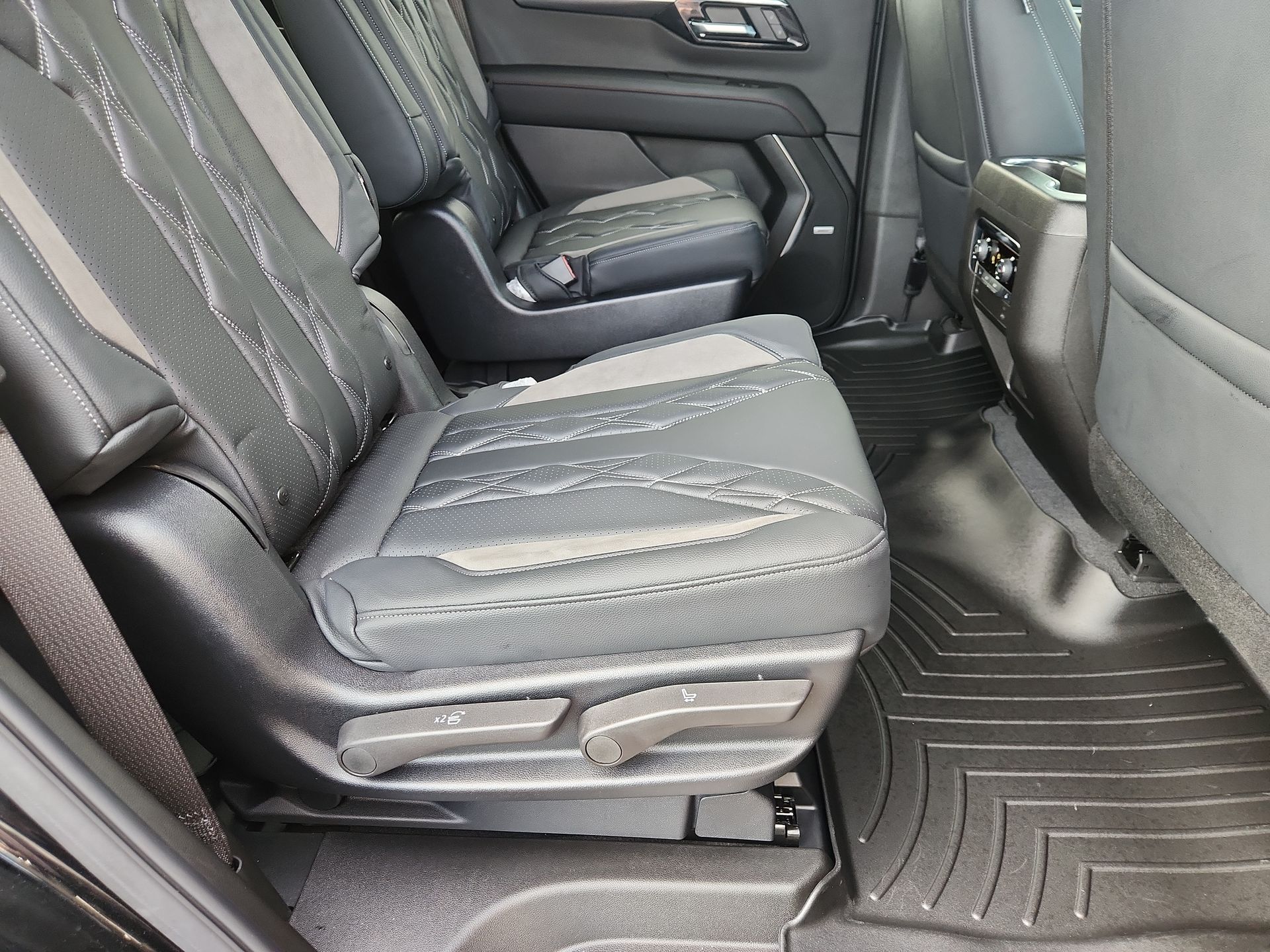 2025 Chevrolet Tahoe RST photo 27